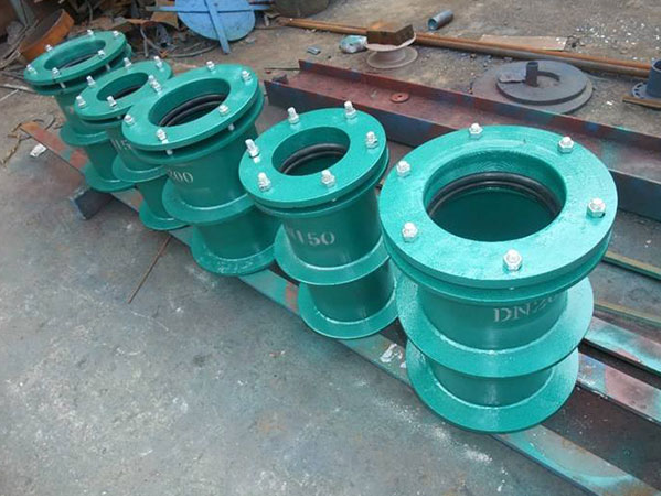 �������Է�ˮ�׹��m���ڹܵ�����̎�����ܹܵ���Ӻ���s׃�εĽY(ji��)��(g��u)����